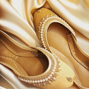Embellished Cream Women's Juttis